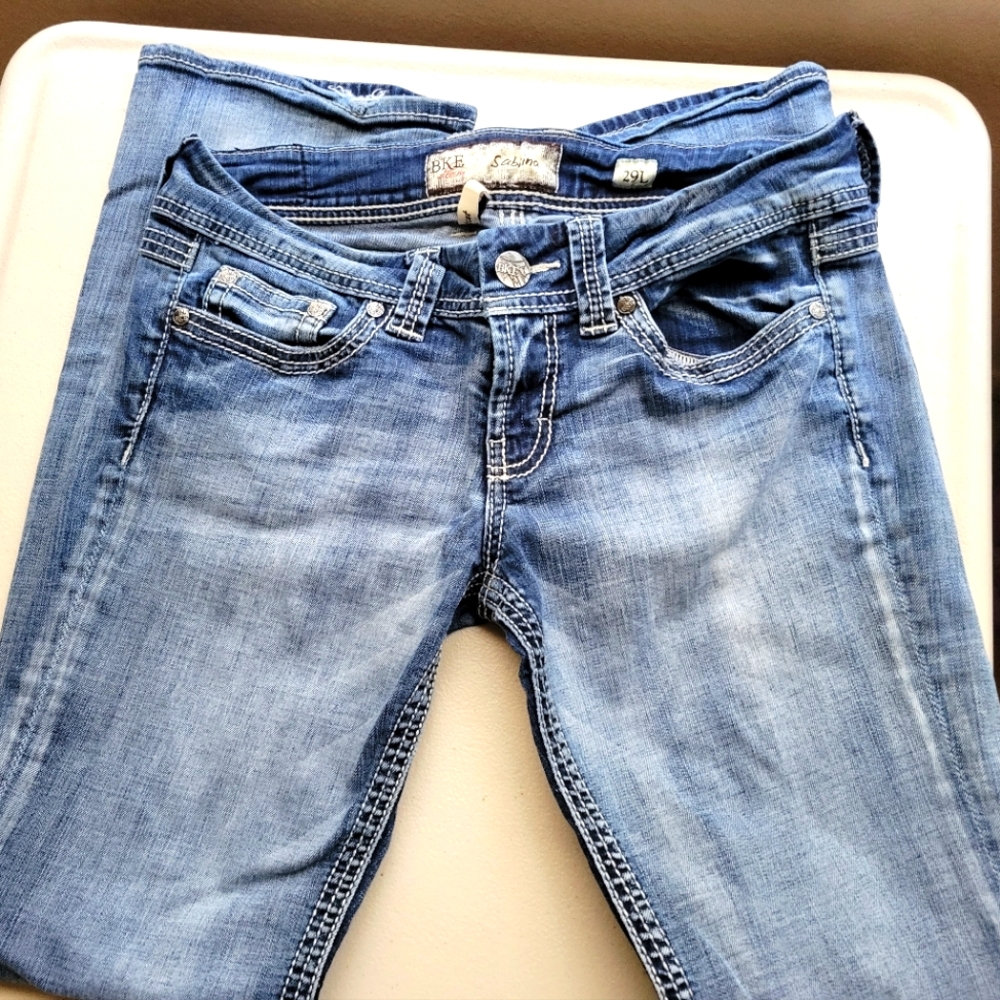 Distressed low waist jeans